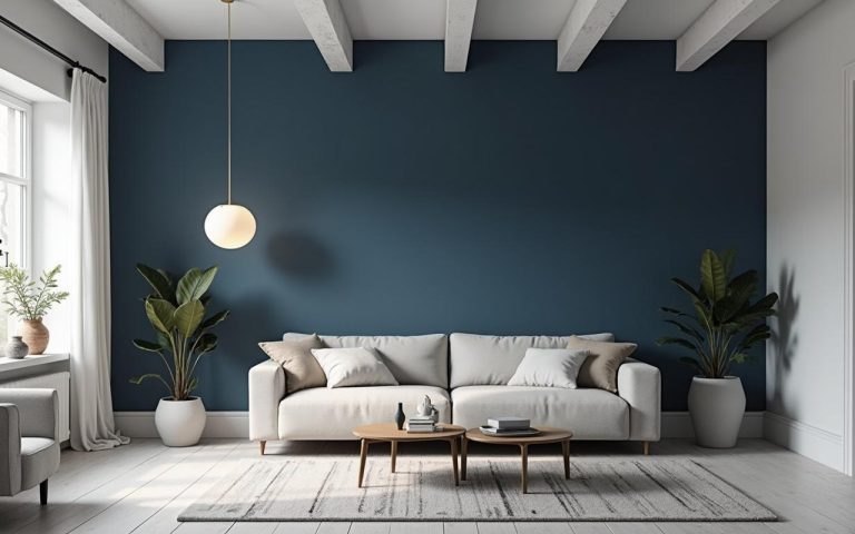 Salon moderne avec poutres blanches et murs bleu marine, ambiance chaleureuse.