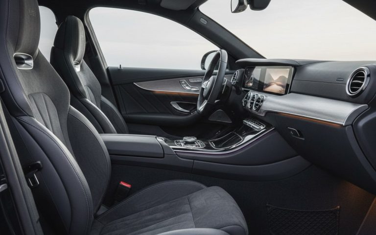 Intérieur de voiture de luxe avec sièges en tissu Alcantara, illustrant son élégance et sa durabilité.